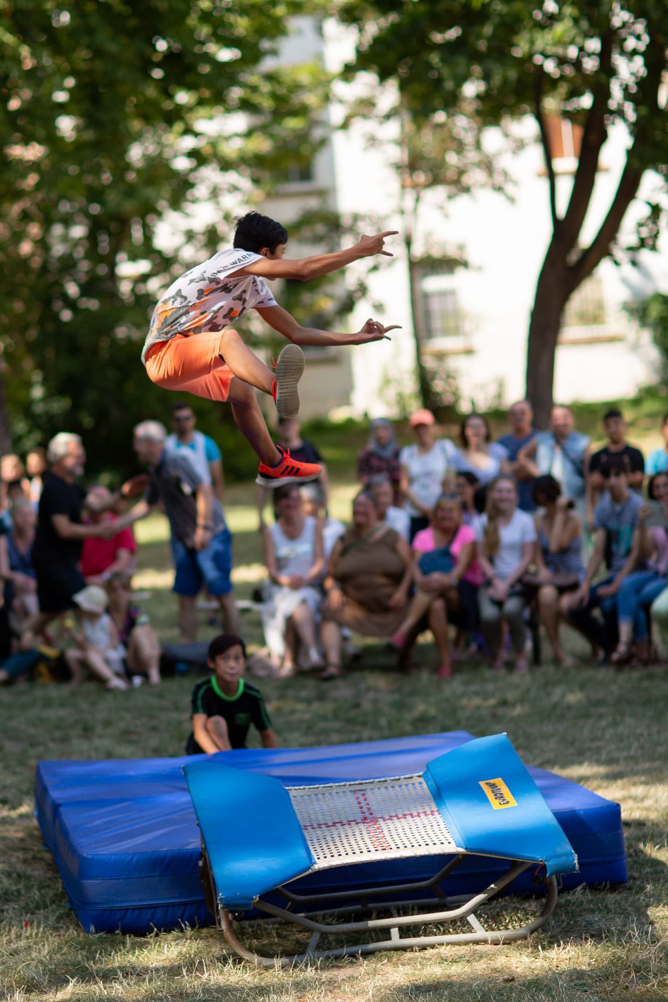 Der Zirkus Upsala während einer Aufführung im Goethe-Park Zeitz